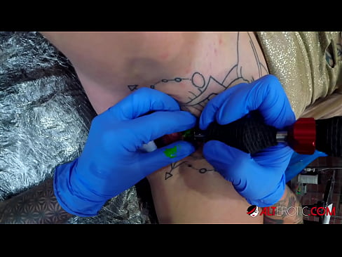 ❤️ Өте татуировкасы бар қыз Сулли Саваж клиторына татуировка жасады Секс видео kk.tubeporno.xyz ❌️❤